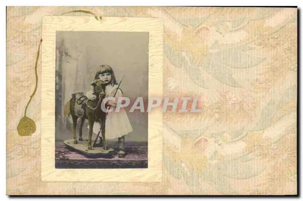 Menina com um cavalo de madeira — editor não identificado — número de série não visível - Frente