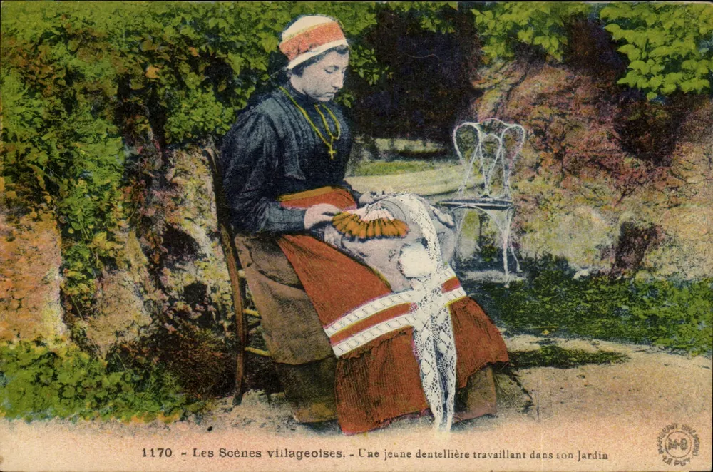 Eine junge Strickmacherin, die in ihrem Garten arbeitet — Dorfszenen — n°1170 — Éditions d'Art Margerait - Vorderseite