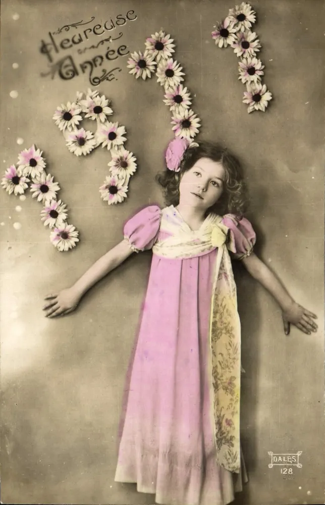 Mädchen in einem rosa Kleid — Blumendekor — DALES 128 - Vorderseite