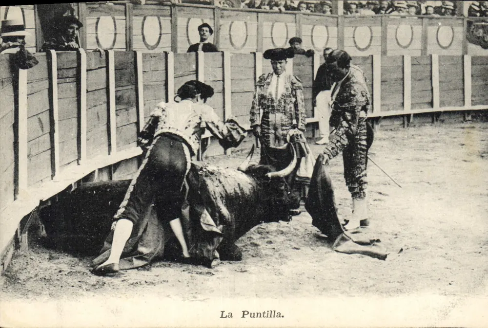 La Puntilla — cena de tauromaquia com toureiro e touro deitado — editor não identificado - Frente