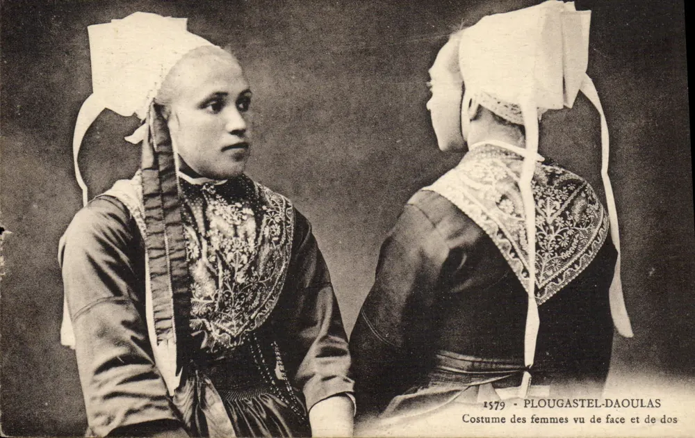 Plougastral-Daoulas — Kleidung der Frauen von vorne und von hinten — Le Baré, Foto in Plougastral - Vorderseite