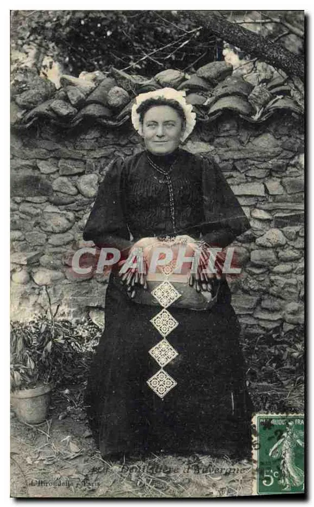 Femme en costume traditionnel — devant mur de pierres — éditeur D'Urrondella & Paris - Recto