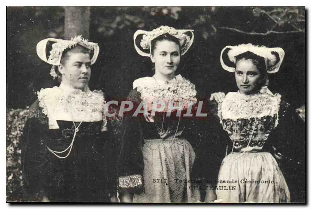 Drei junge Frauen im traditionellen Kleid — Große Zeremonie in Châteaulin — Verlag Châteaulin, Nr. 3717 - Vorderseite