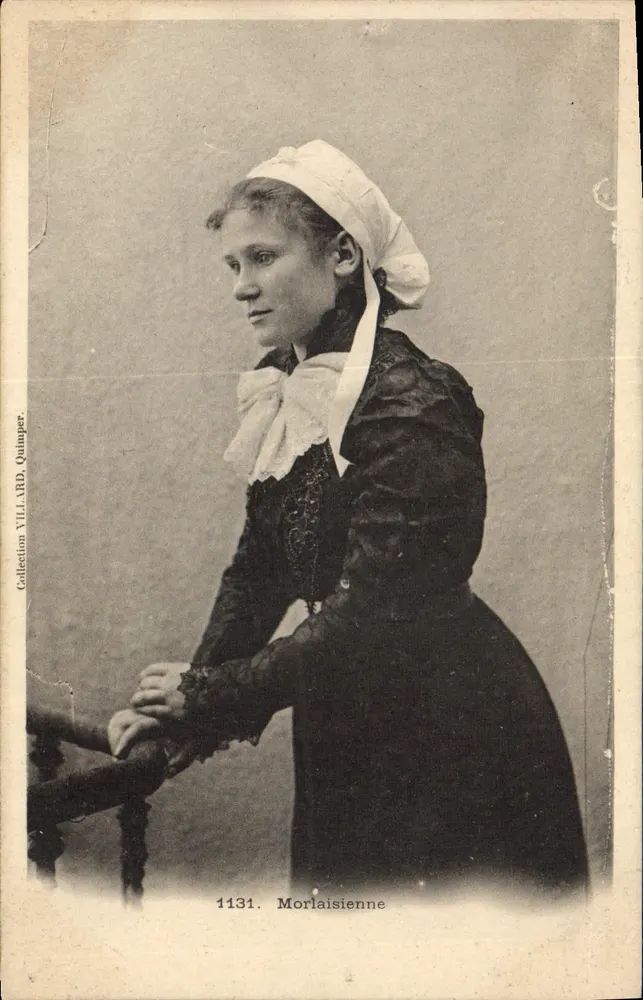 Morlaisienne — retrato de mulher usando traje tradicional — Coleção VILLARD, Quimper, n° 1131 - Frente