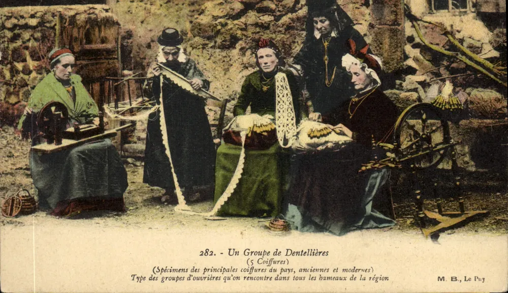 Eine Gruppe von Dentelliererinnen — Exemplare der wichtigsten Frisuren des Landes, alt und modern — M. B., Le Puy - Vorderseite