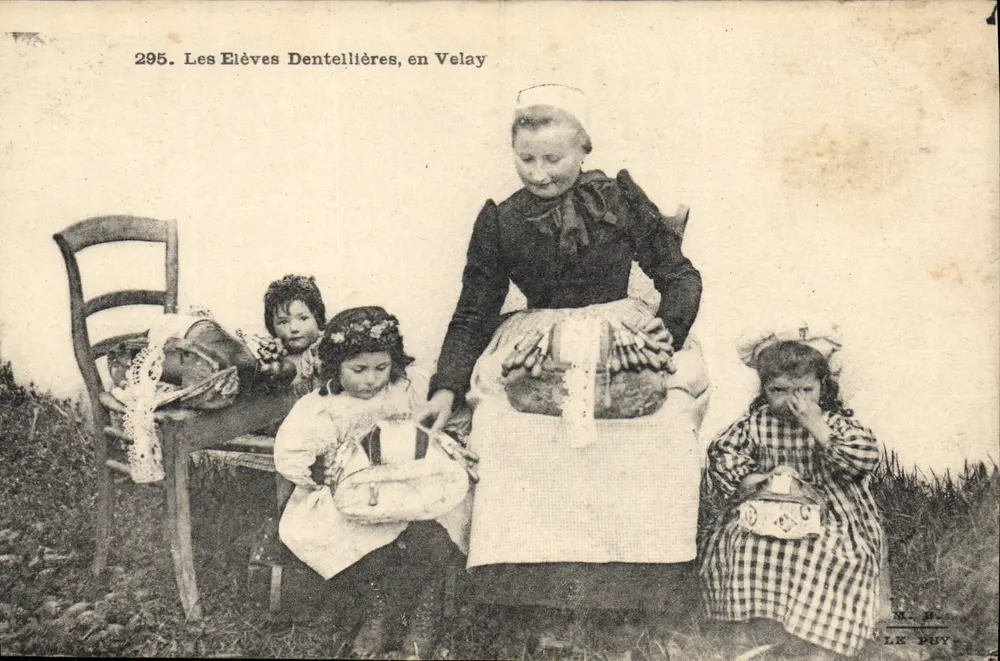Les Elèves Dentellières, in Velay — N.B. Le Puy — n° 295 - Vorderseite