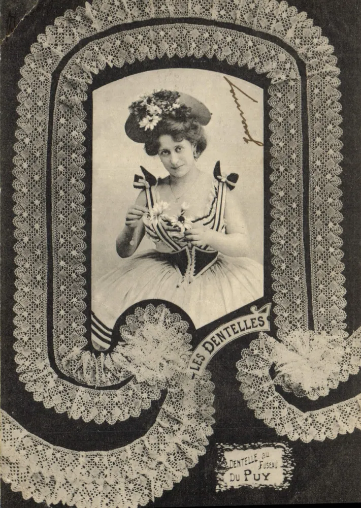 Femme en robe de dentelle — portrait encadré par un motif de dentelle — éditeur LES DENTELLES DU PUY - Frente