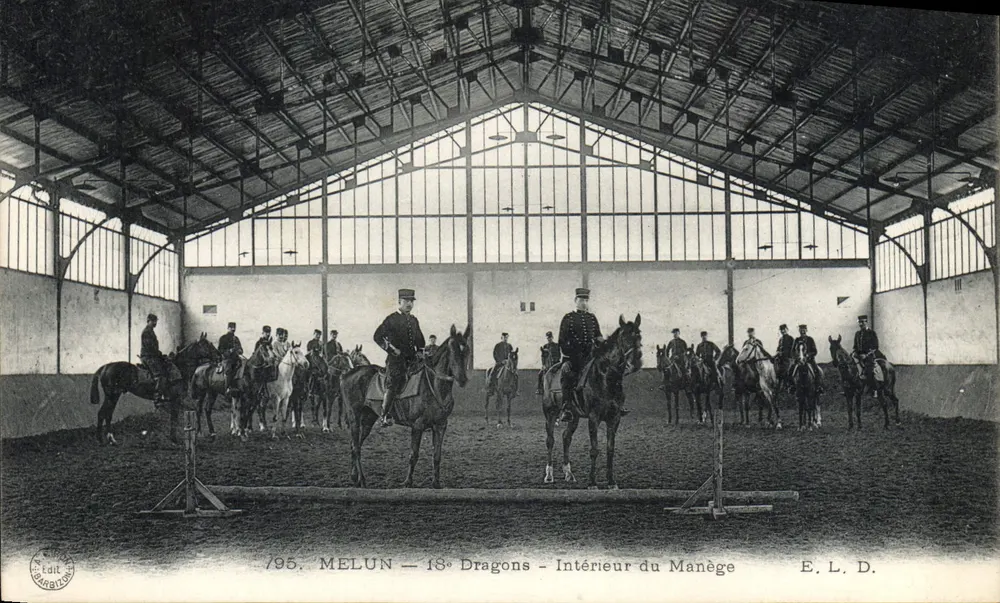 Melun — 18. Dragons — Innenansicht der Reitstätte - Vorderseite