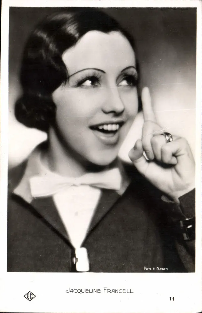 Jacqueline Francell — glimlachend portret met opgestoken vinger — Pathé Natan, n°11 - Voorkant