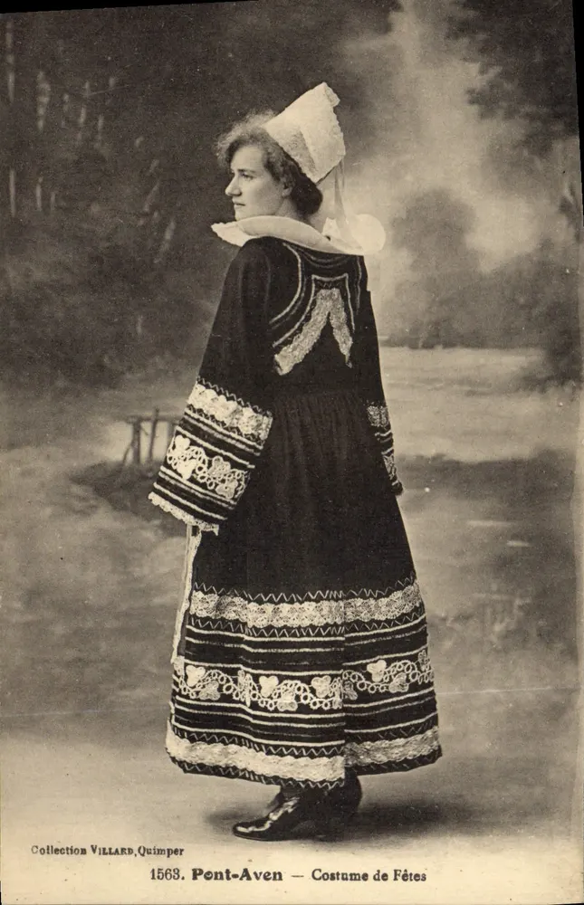 Pont-Aven — Traje de Festa — Coleção Villard, Quimper, n°1568 - Frente