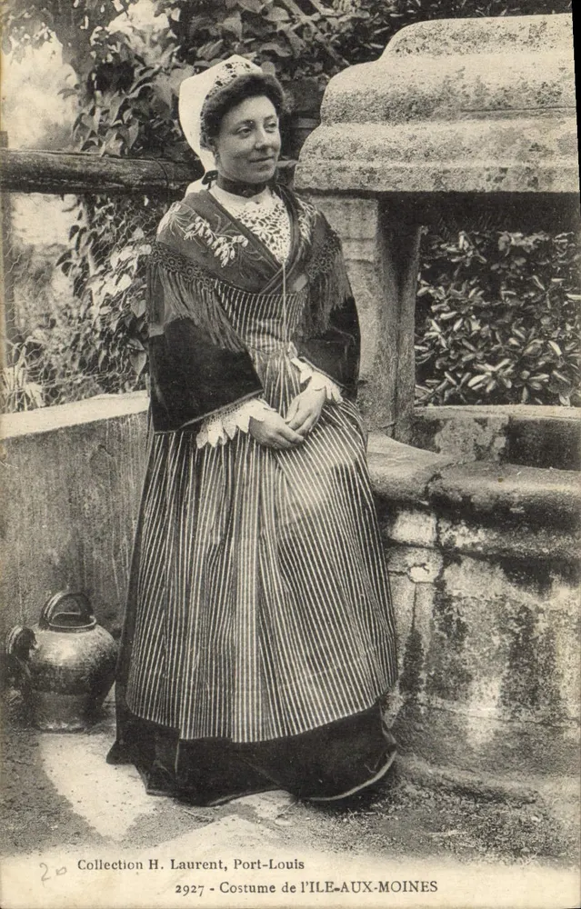 Mulher com traje da Ilha-aux-Moines — Coleção H. Laurent, Port-Louis — n° 2927 - Frente