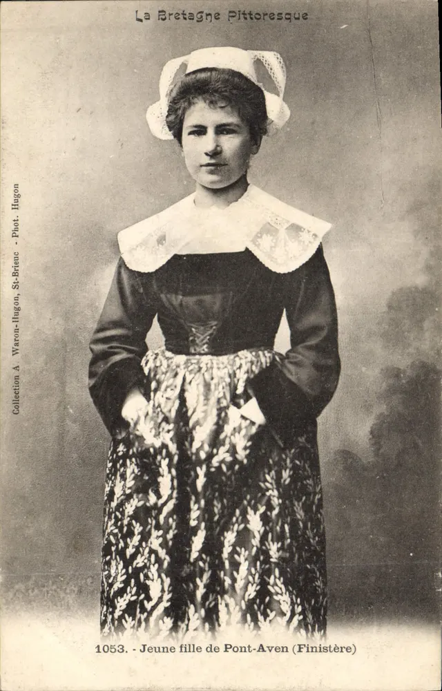 Junge Frau aus Pont-Aven (Finistère) — La Bretagne Pittoresque — Sammlung A. Waron-Hugon, St-Brienc, Nr. 1053 - Vorderseite