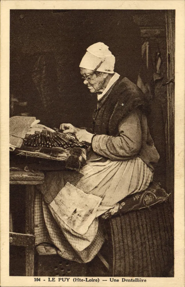 Le Puy (Hte-Loire) — Uma Dentellière — Fot. Com. Wacon - Frente