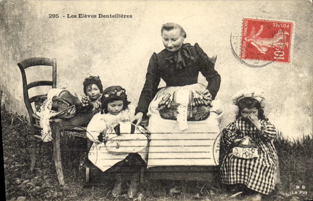 Die Stickereilehrerinnen — Serie 295 — M.B. Le Puy - Vorderseite