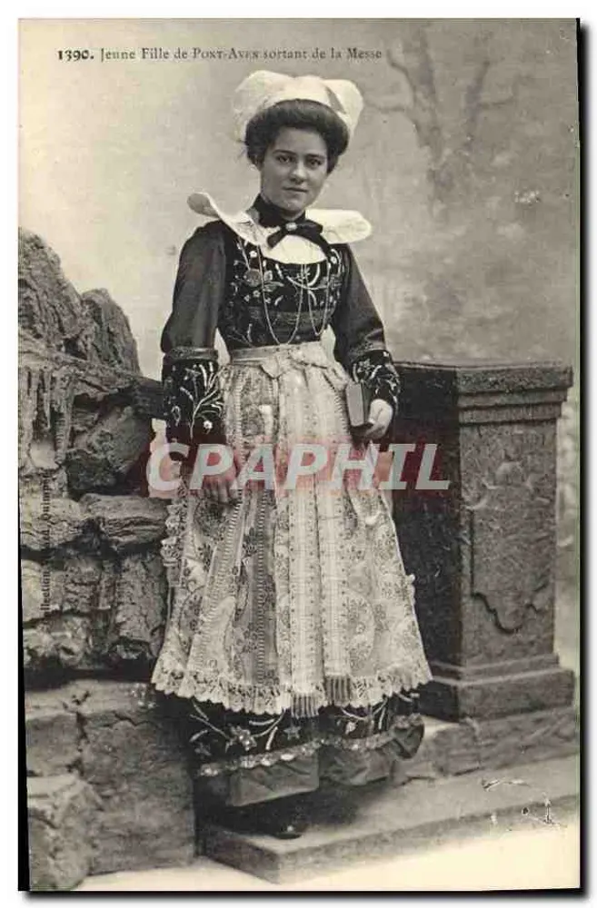 Junge Frau aus Pont-Aven, die aus der Messe kommt — Verlag: Sammlung von J. P. Journeaux, Nr. 1390 - Vorderseite