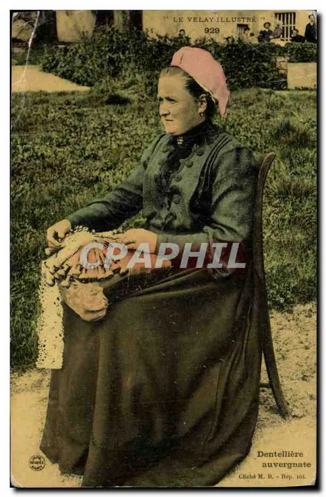 Dentellière auvergnate — femme en robe sombre et bonnet rose, travaillant à la dentelle — éditeur 'LE VELAY ILLUSTRÉ', n° 929 - Vorderseite