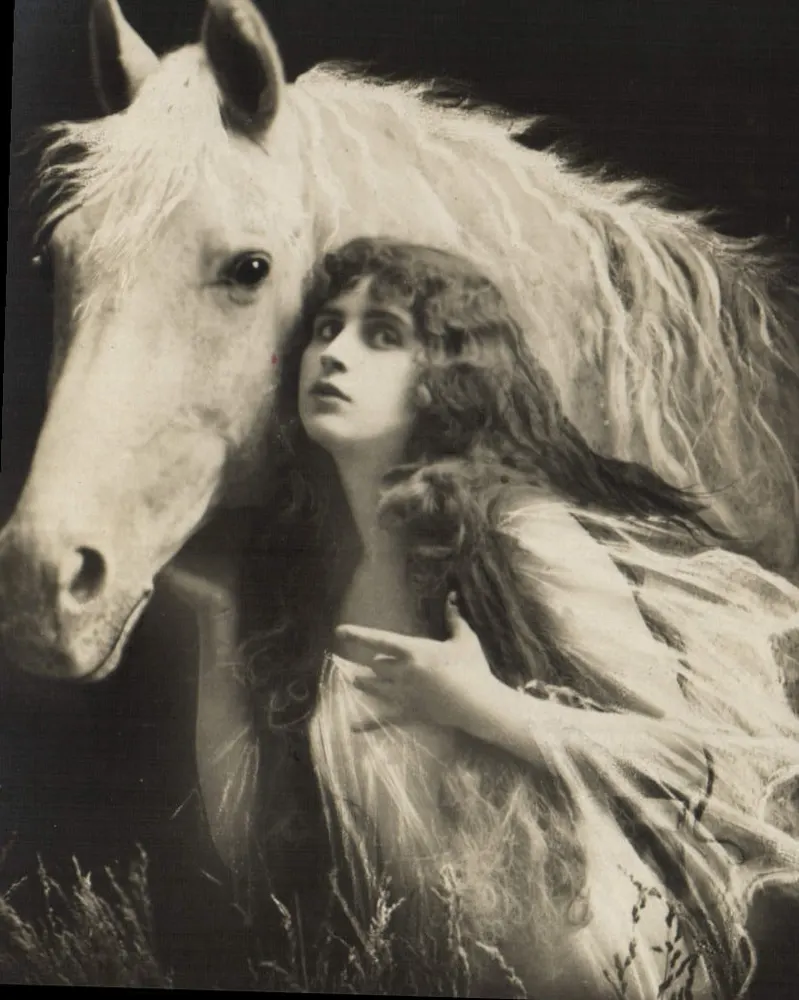 Mulher e cavalo branco — cena poética — editor não visível - Frente