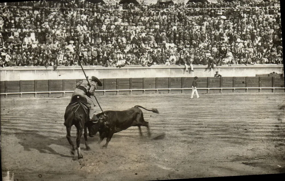 Corrida a cavalo — J.A. Bédouin — Photo-Nîmes - Frente