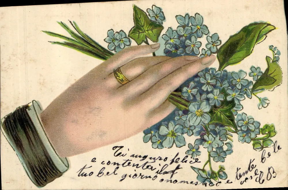 Mão segurando um buquê de flores azuis — editor não visível, número de série ilegível - Frente