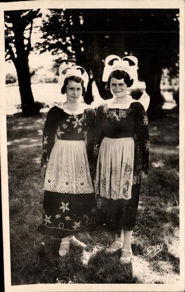 Jeunes Filles de SAINT-YVI (Finistère) — en costume traditionnel — éditeur G. ARTAUD, Nantes - Frente