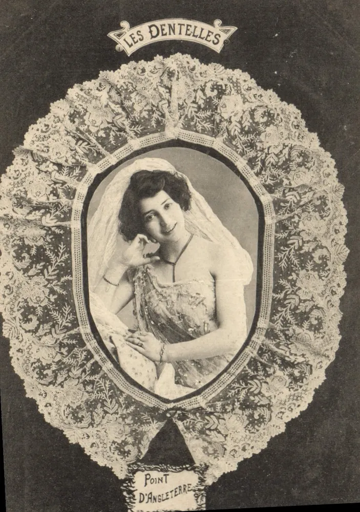 Mulher em vestido de renda — Les Dentelles — Fototipia A. Bergaret et Cie, Nancy - Frente