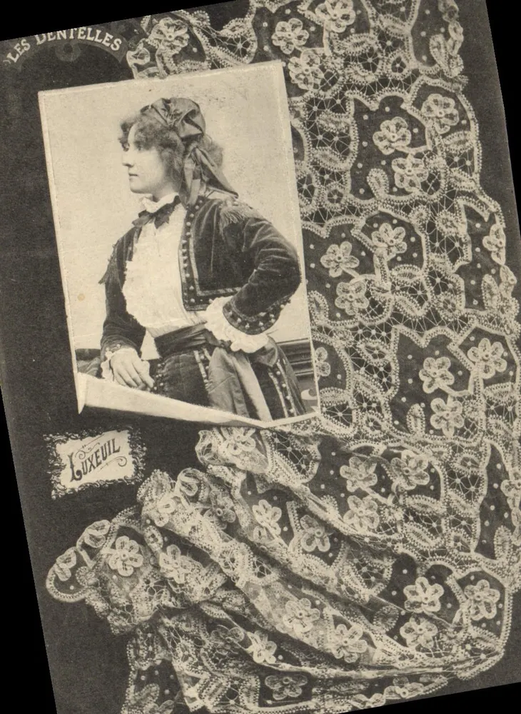 Mulher em traje — apresentada em fundo de renda — editor Luxeuil - Frente