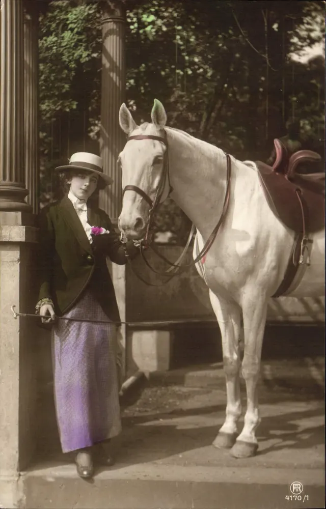 Junge Frau mit einem weißen Pferd — vor Säulen — Verlag PR, Nr. 4170/1 - Vorderseite