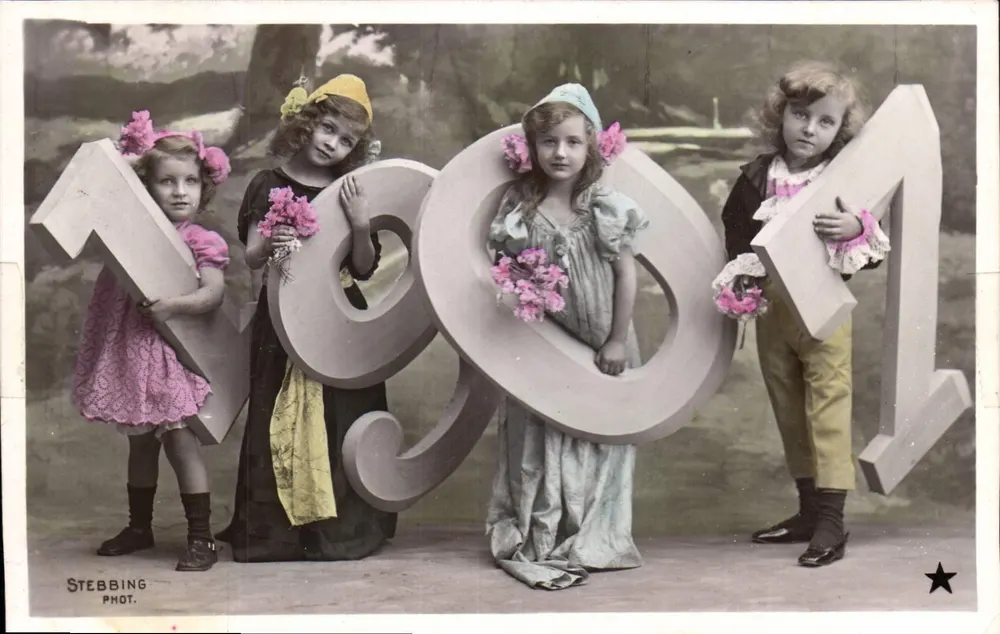 Vier Kinder mit den Zahlen 1901 — Stebbing Phot. - Vorderseite