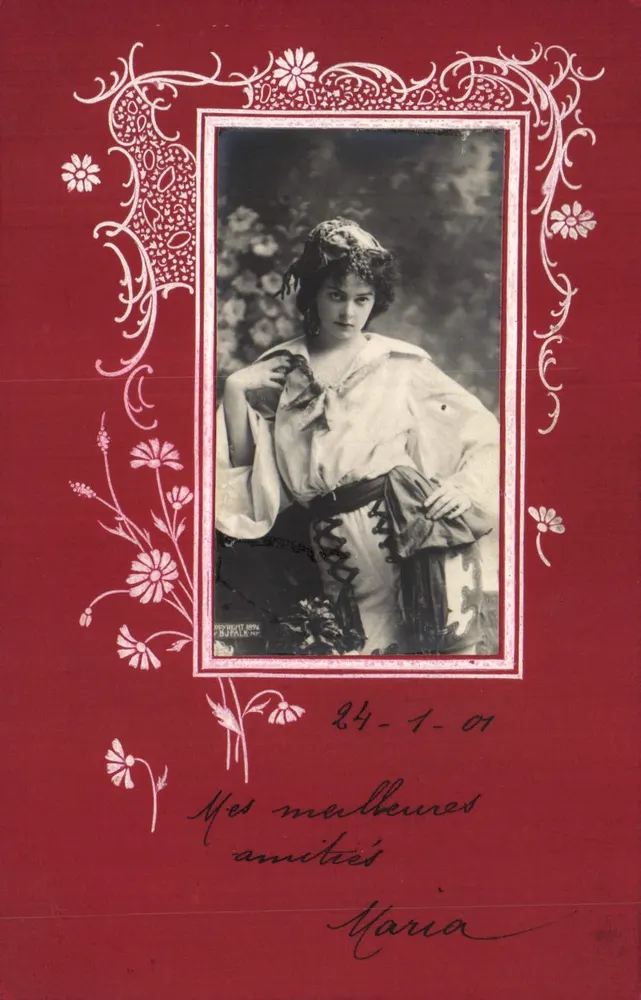 Frau in Seidenkleid — gerahmtes Foto — Verlag MONTGOMERY BROS. & B. BUREAU INC. - Vorderseite