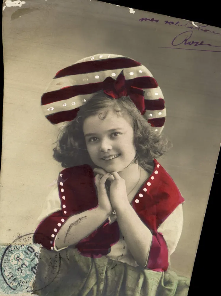 Niña en traje festivo — sombrero a rayas rojas y blancas con nudo — editor D.R.M.A. Colonia, n° 2794 - Anverso