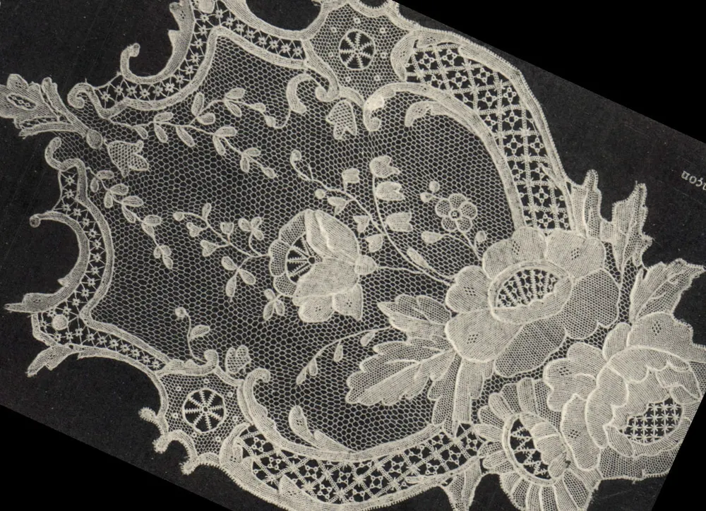 Detail van kant — bloemmotief en ornamentaal — onbekende uitgever, serie-nummer niet zichtbaar - Voorkant