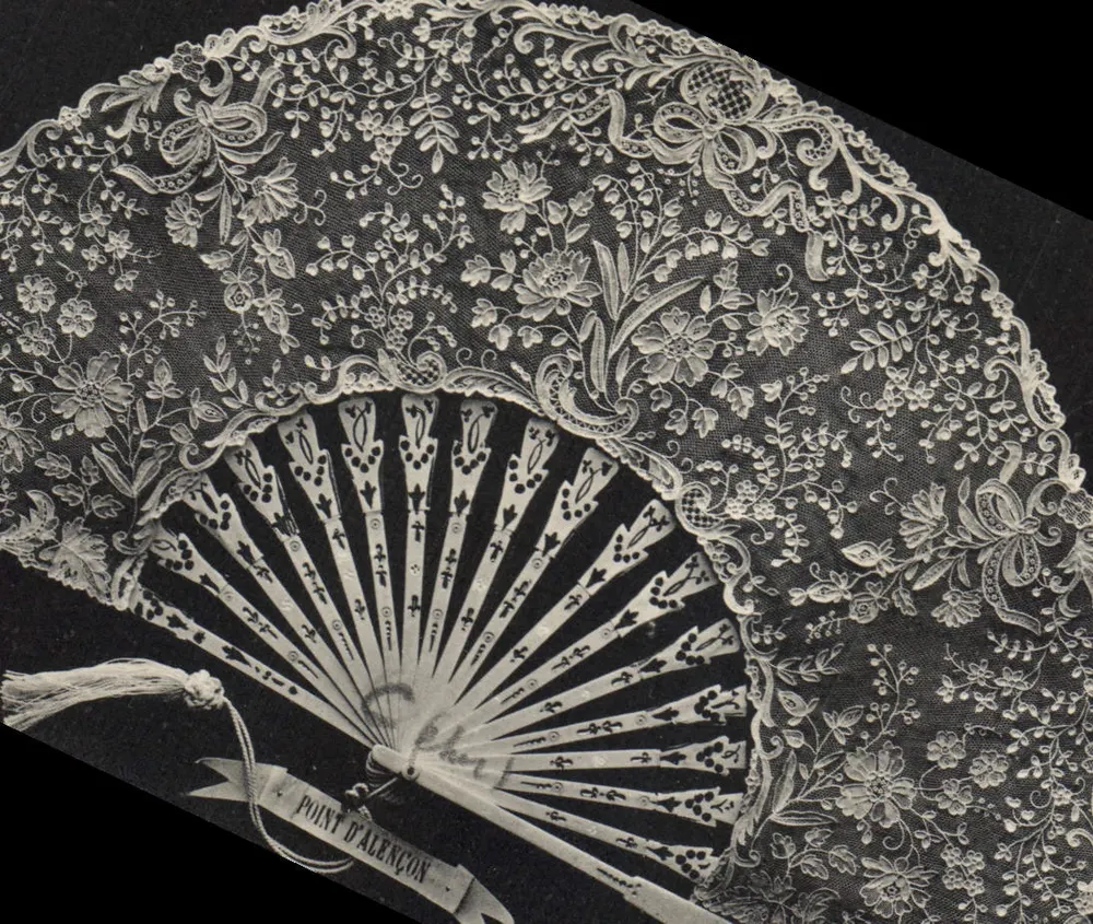 Fan de dentelle Point d'Alençon — détails floraux et motifs de fleurs de lys — éditeur POINT D'ALENCON imprimé sur la carte - Frente