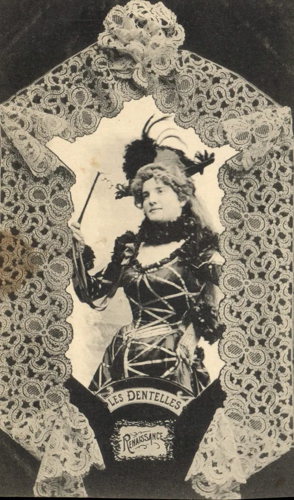 Mulher em traje da Renascença — As Laces — Fototipia A. Bercyren e Cie, Nancy - Frente