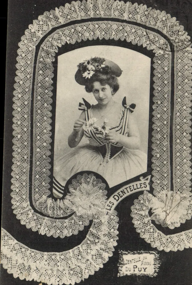 Mulher em vestido de renda — propaganda para 'Les Dentelles du Puy' — Phototype A. Bergeret et Cie, Nancy - Frente