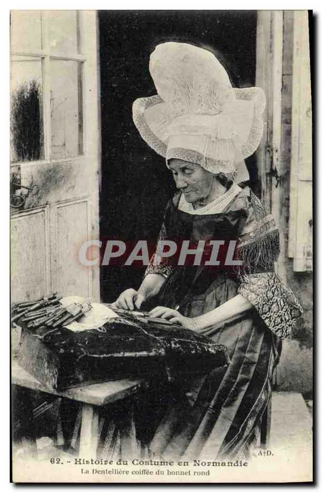Strickmacherin mit runder Haube — Geschichte des Kleidungsstils in der Normandie — A+D, n° 02 - Vorderseite