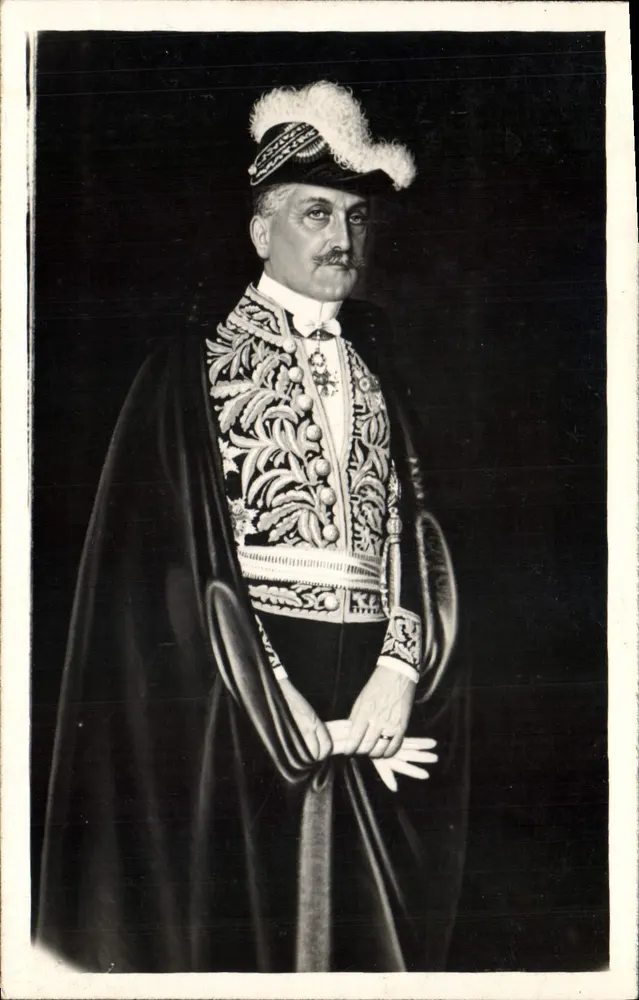 Ritratto di un uomo in uniforme decorata — editore sconosciuto, numero di serie non visibile - Recto
