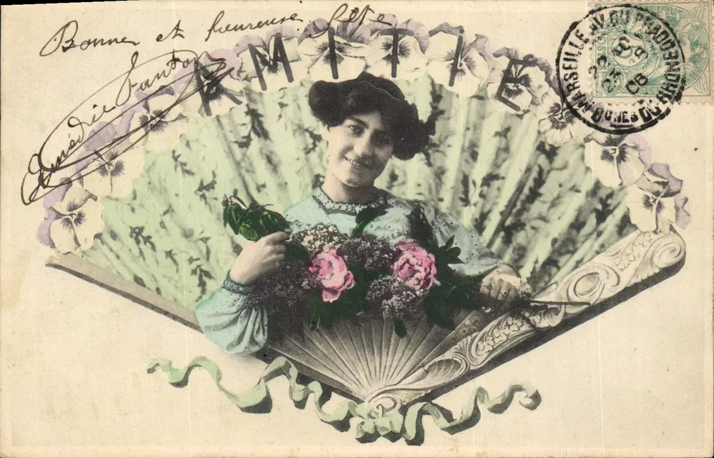 Frau mit Blumenstrauß — 'Bonne et heureuse' — anonymer Verlag, Seriennummer nicht sichtbar - Vorderseite