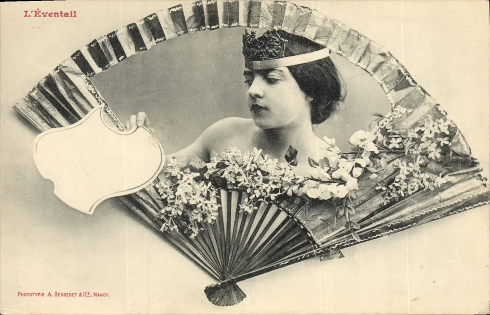 Frau mit dekoriertem Fächer — Phototypie A. Bergeret & Cie, Nancy - Vorderseite
