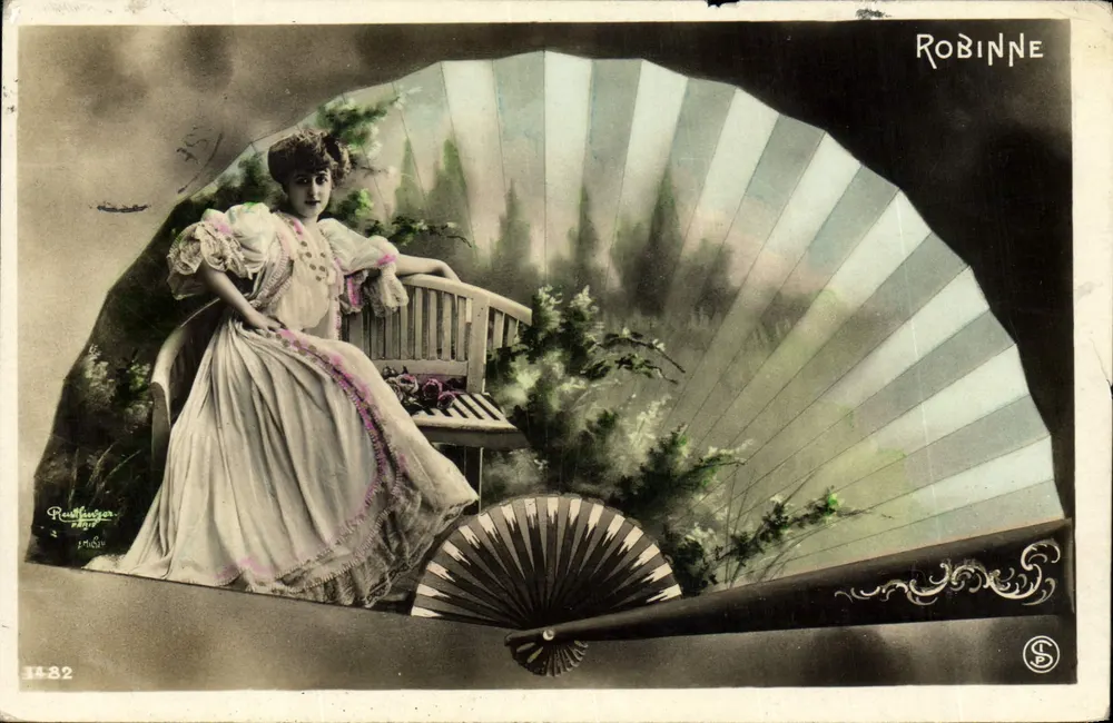Frau in einem Rüschenkleid — Garten-Szene — Verlag Paul Huguenot, Nr. 1482 - Vorderseite