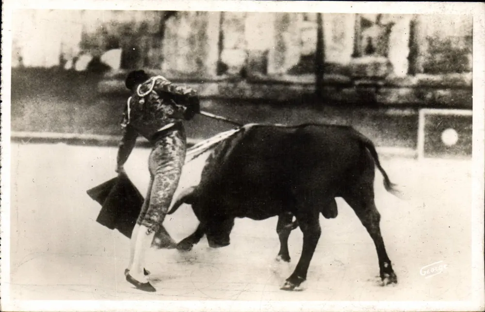 Toreador e touro — cena de corrida — Foto GIORGE - Arles - Frente