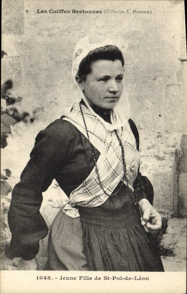 Jovem Menina de St-Pol-de-Léon — Coifas Bretãs — Coleção E. Hamonic, n° 1048 - Frente