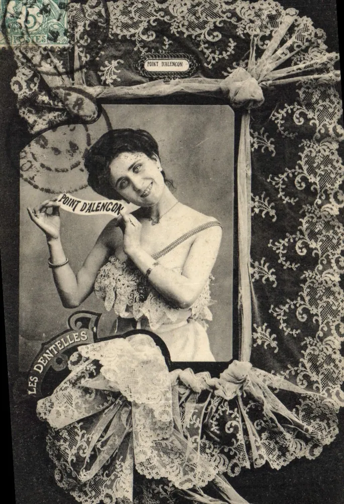 Mulher em vestido de renda — propaganda para 'Point d'Alencçon' — Edição Fototipia A. Bergeret e Cie, Nancy - Frente