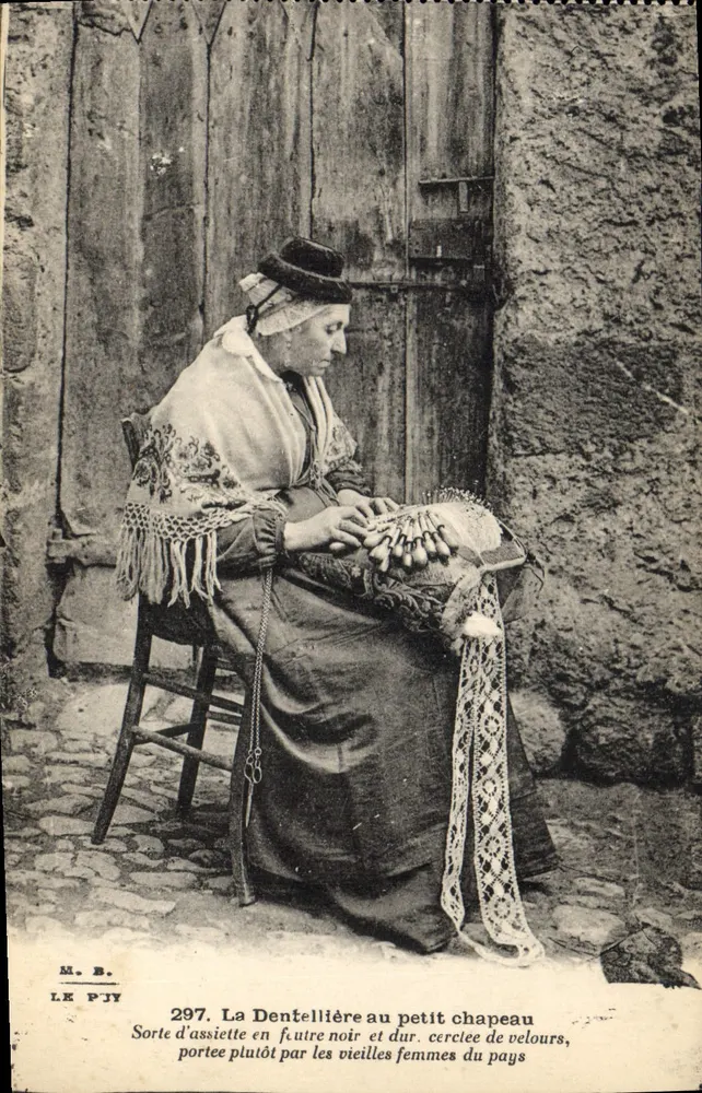 Strickmacherin mit kleinem Hut — Art von harten schwarzen Fellplatte, getragen hauptsächlich von alten Frauen der Region — M. B. — Nr. 297 - Vorderseite