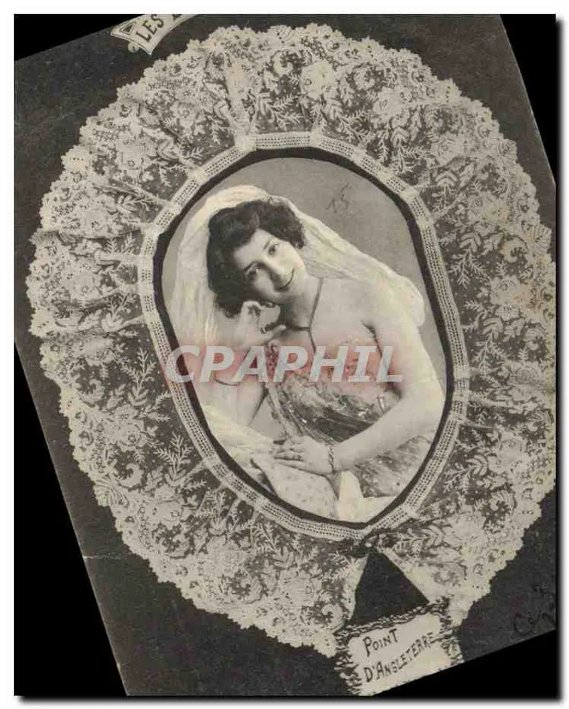Jeune femme en robe de mariée — photographie encadrée de dentelle — éditeur Point d'Angleterre - Frente
