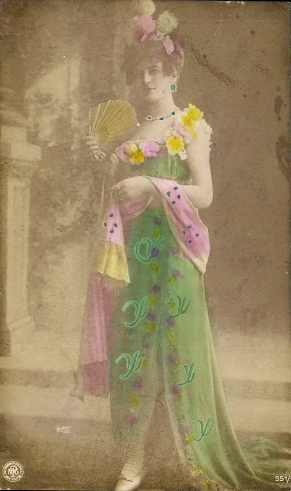 Frau in grünem blühenden Kleid — Portrait — NRG, n° 551/ - Vorderseite