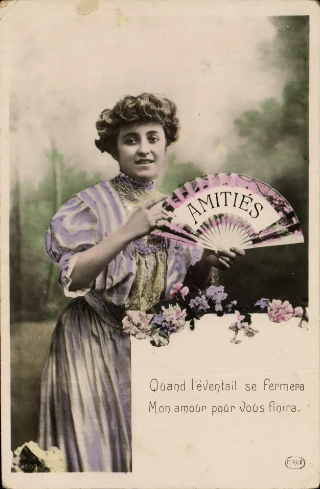Frau in einem violetten Kleid — mit einem Fächer, verziert mit FREUNDSCHAFTEN — Verlag C.R.C.E. Nr. 4203 - Vorderseite