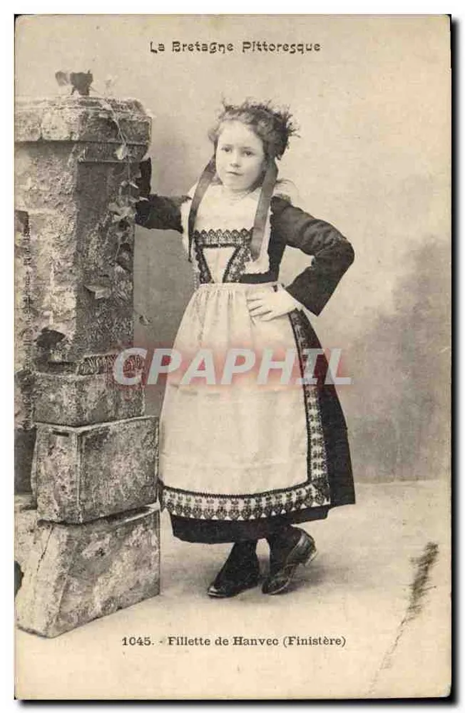 Fillette de Hanvec — jeune fille en costume breton traditionnel près d'un pilier en pierre — éditeur La Bretagne Pittoresque, n° 1045 - Frente