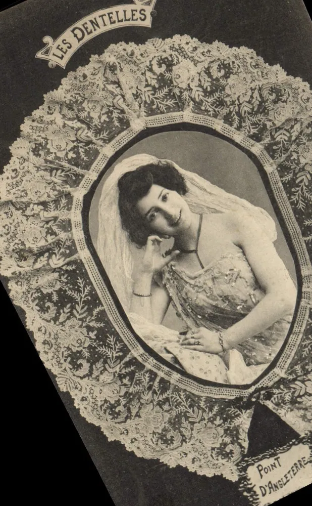 Mulher em vestido de renda — editor A. Bergard & Cie, Nancy — número de série não visível - Frente
