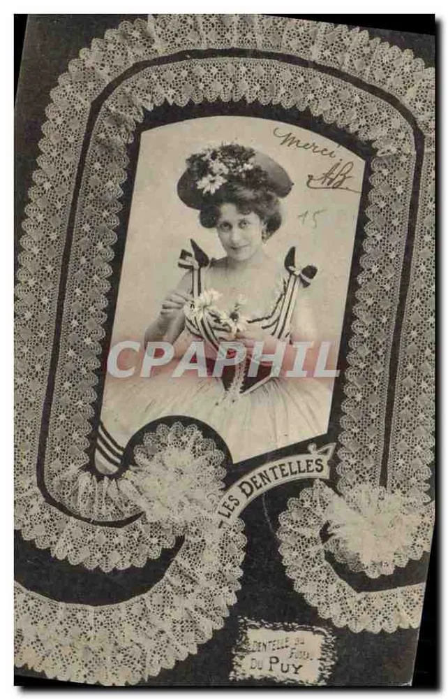 Femme en robe à rayures — portrait encadré de dentelle — éditeur LES DENTELLES DU PUY - Frente