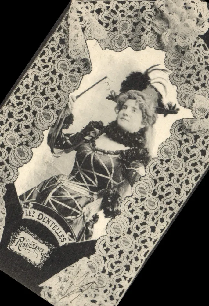 Vrouw in kostuum van het toneel — De Dentelles Renaissance — Fototype A. Féraperet et Cie, Saurat - Voorkant